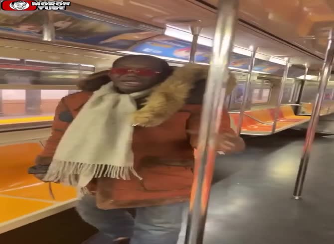 Video :Crazy moment - In the train, he runs across a man who tries to calm him down
